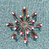 Ein Oktogramm, geformt aus menschlichen Körpern. Es wirkt alles so leicht, weil die Schwimmerinnen durchtrainierte Spitzenathleten sind, die ihr Handwerk beherrschen