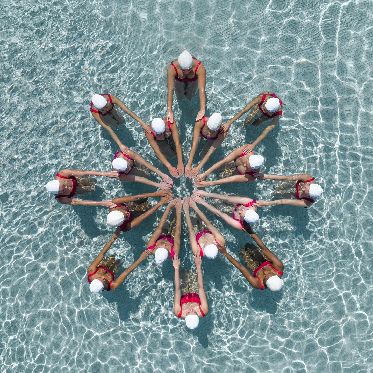 Ein Oktogramm, geformt aus menschlichen Körpern. Es wirkt alles so leicht, weil die Schwimmerinnen durchtrainierte Spitzenathleten sind, die ihr Handwerk beherrschen