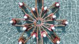 Ein Oktogramm, geformt aus menschlichen Körpern. Es wirkt alles so leicht, weil die Schwimmerinnen durchtrainierte Spitzenathleten sind, die ihr Handwerk beherrschen