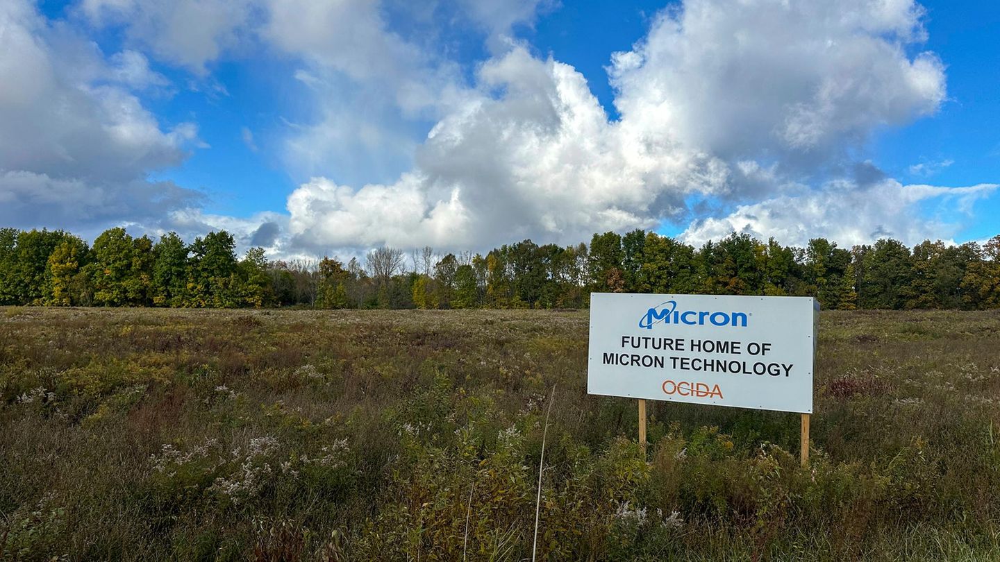 Micron Technology Auf einem Feld steht ein Schild des Unternehmens Micron Technology
