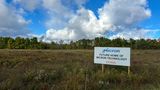 Auf einem Feld steht ein Schild des Unternehmens Micron Technology