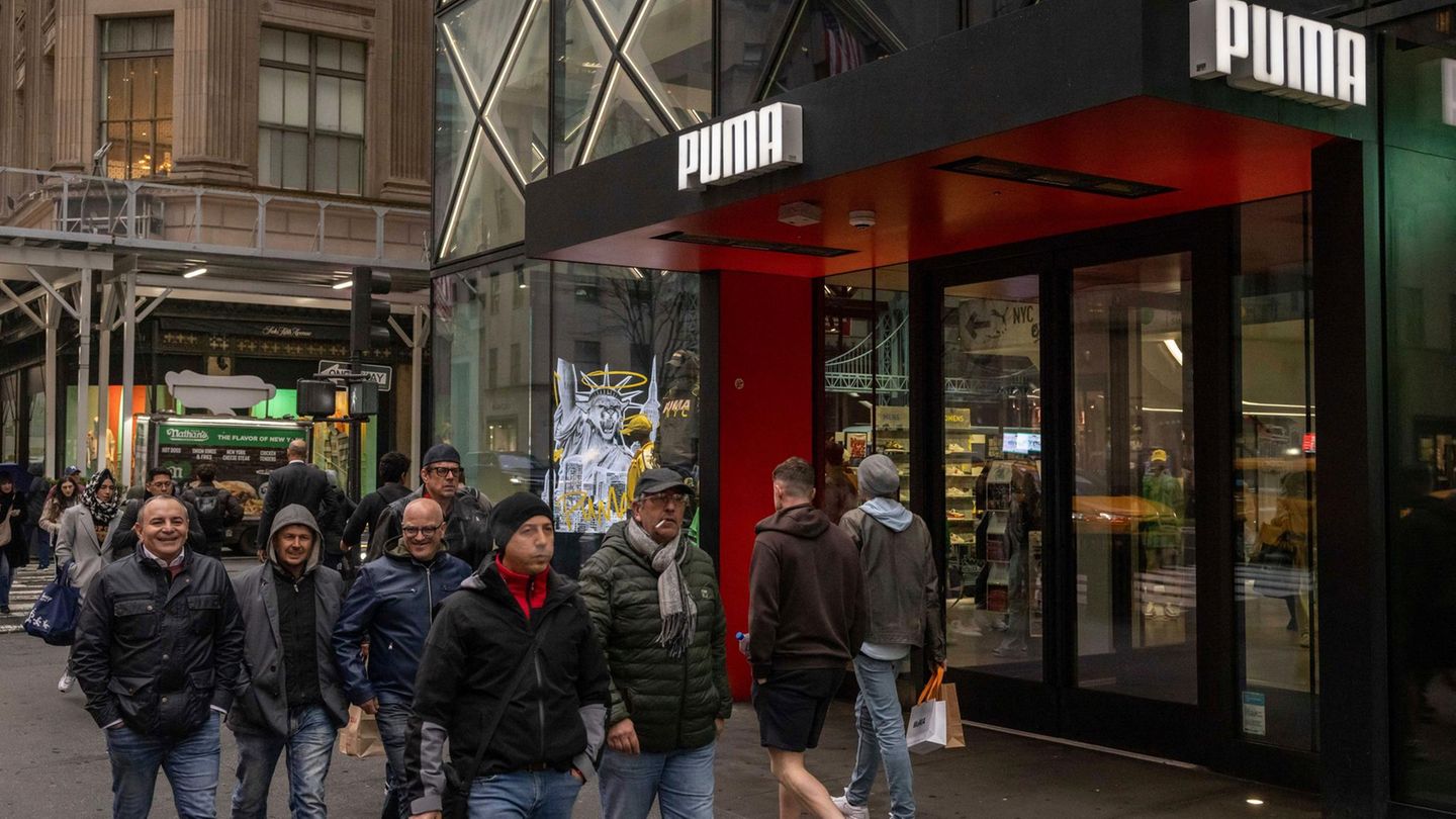 Puma In New York laufen Menschen an einer Puma-Filiale vorbei