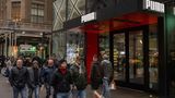 In New York laufen Menschen an einer Puma-Filiale vorbei