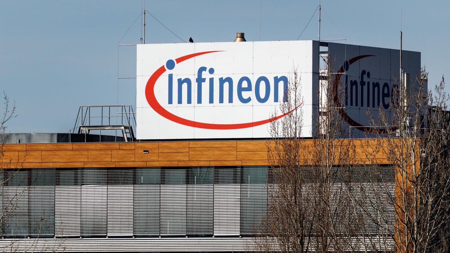 Infineon Auf einem Bürogebäude steht ein großes Schild mit dem Logo und Schriftzug von Infineon