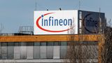 Auf einem Bürogebäude steht ein großes Schild mit dem Logo und Schriftzug von Infineon