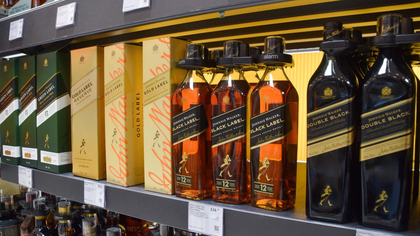 Diageo In einem Regal stehen Whiskey-Flaschen von Johnny Walker, einer Diageo-Marke