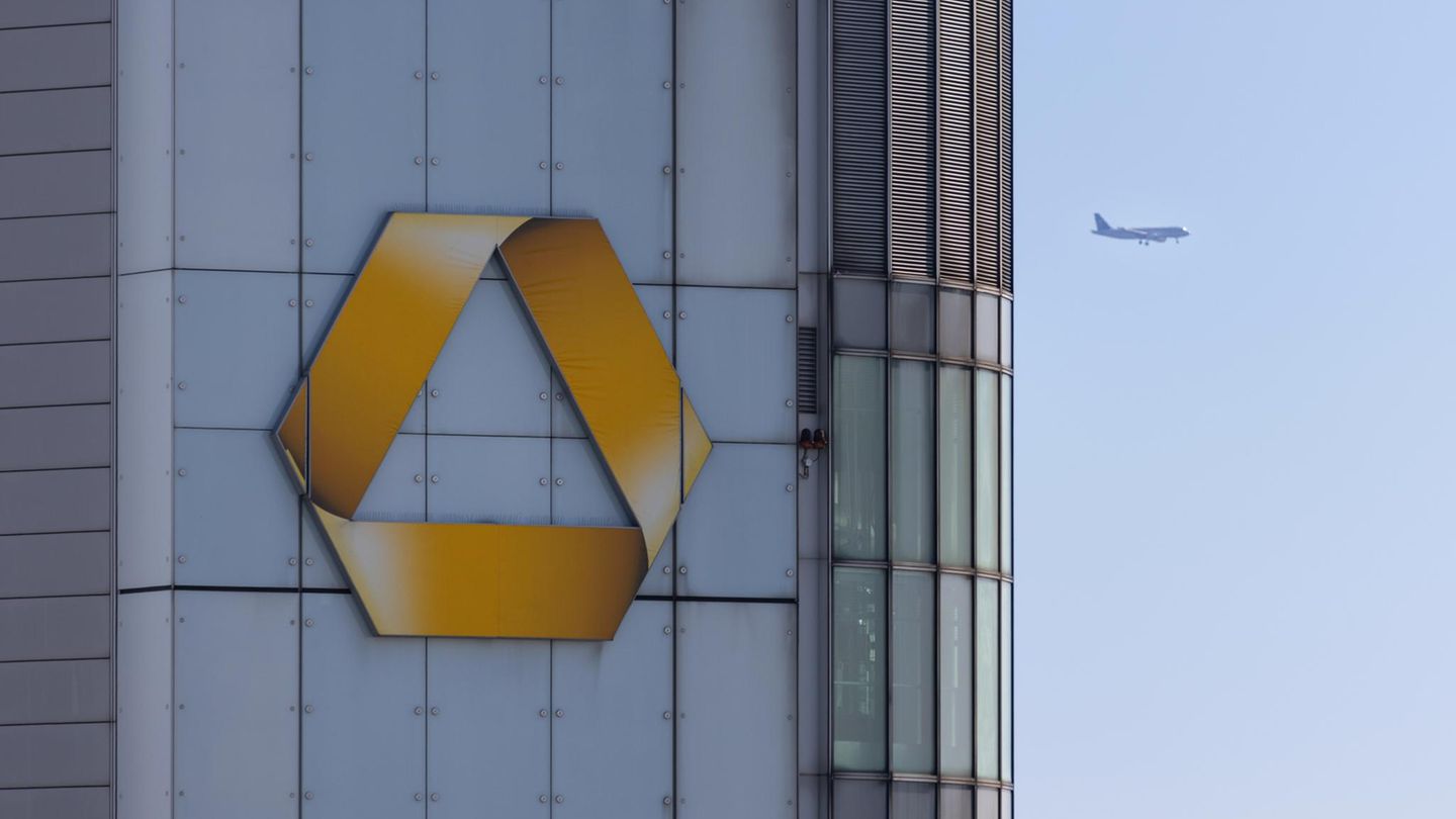 Commerzbank Auf dem Hochaus in Frankfurt prangt das Commerzbank-Logo, dahinter fliegt ein Flugzeug vorbei