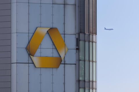 Auf dem Hochaus in Frankfurt prangt das Commerzbank-Logo, dahinter fliegt ein Flugzeug vorbei