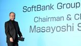 Softbank-CEO Masayoshi Son geht an einem auf einer Bühne an einem Softbank-Schriftzug vorbei