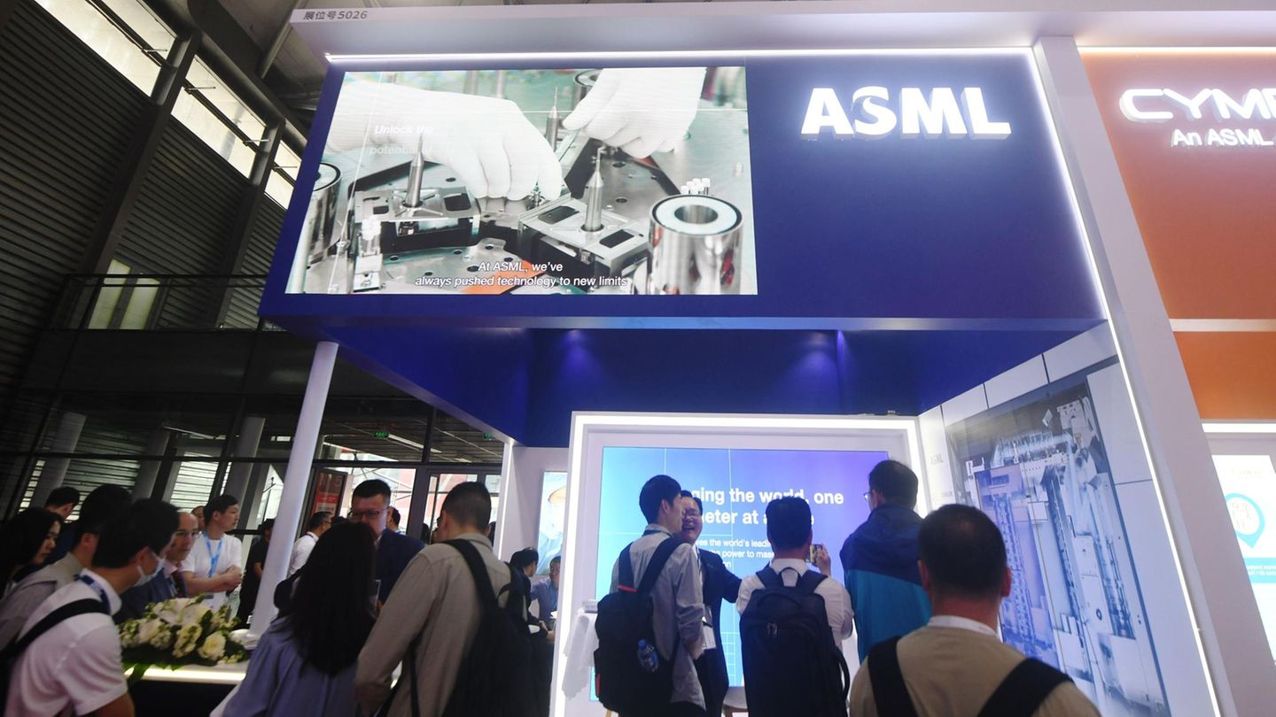 ASML Auf einer Messe steht ein Stand des Unternehmens ASML