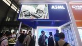 Auf einer Messe steht ein Stand des Unternehmens ASML
