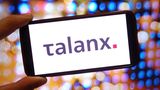 Auf einem Smartphone-Bildschirm ist das Logo des Versicherers Talanx zu sehen