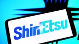 Auf einem Smartphone-Bildschirm steht das Logo von Sin-Etsu Chemical