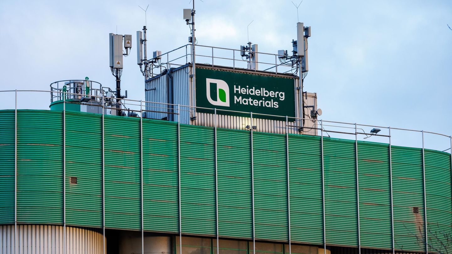 Heidelberg Materials Der Schriftzug und das Logo von Heidelberg Materials ist an einem Betonwerk zu sehen