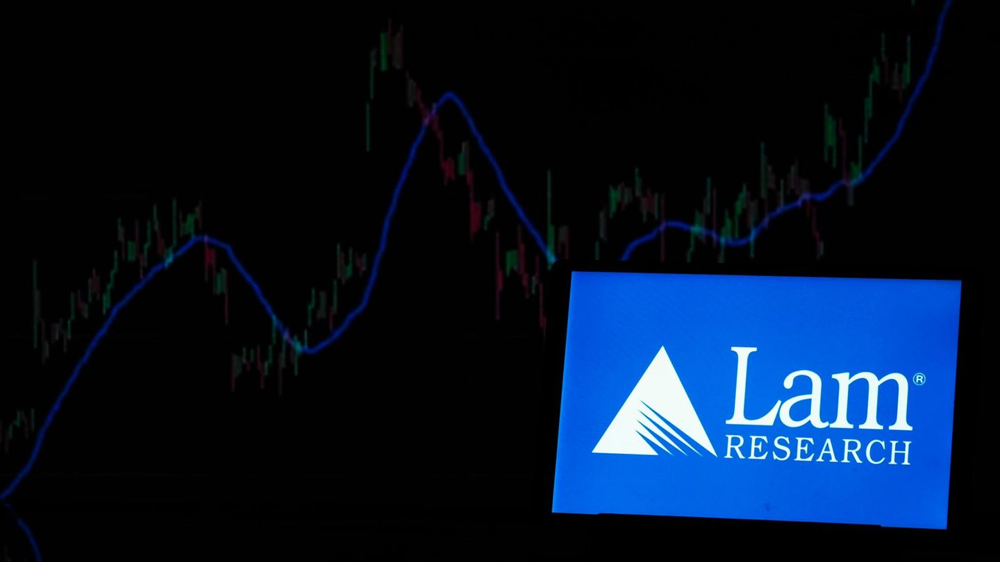 LAM Research Auf einem Screen ist der Schriftzug von LAM Research zu lesen