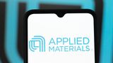 Auf einem Smartphone-Screen ist der Schriftzug von Applied Materials