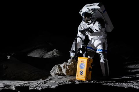 Mondsimulation: In der neuen Luna Analog Facility in Köln können Astronauten ihre Ausrüstung, wissenschaftliche Geräte und Rover realitätsnah testen. Der Boden der Halle ist mit feinem Staub bedeckt, der dem Regolith auf dem Mond entspricht 