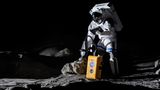 Mondsimulation: In der neuen Luna Analog Facility in Köln können Astronauten ihre Ausrüstung, wissenschaftliche Geräte und Rover realitätsnah testen. Der Boden der Halle ist mit feinem Staub bedeckt, der dem Regolith auf dem Mond entspricht 