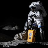 Mondsimulation: In der neuen Luna Analog Facility in Köln können Astronauten ihre Ausrüstung, wissenschaftliche Geräte und Rover realitätsnah testen. Der Boden der Halle ist mit feinem Staub bedeckt, der dem Regolith auf dem Mond entspricht 