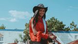Die "Rodeo Queen" von Okmulgee, Oklahoma. Viele Frauen sind exzellente Westernreiterinnen und arbeiten auf den Farmen regulär neben den männlichen Cowboys – Rodeos bieten dennoch in der Regel nur wenige Wettbewerbe an, die sich an Frauen richten