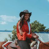 Die "Rodeo Queen" von Okmulgee, Oklahoma. Viele Frauen sind exzellente Westernreiterinnen und arbeiten auf den Farmen regulär neben den männlichen Cowboys – Rodeos bieten dennoch in der Regel nur wenige Wettbewerbe an, die sich an Frauen richten