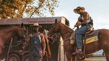 Im Alltag geht es echten Cowboys eher um Komfort als um Style-Punkte – aber zu offiziellen Anlässen wie Rodeos oder Pferdemessen gehört es dazu, sich in echtem Cowboy-Chic zu zeigen