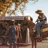 Im Alltag geht es echten Cowboys eher um Komfort als um Style-Punkte – aber zu offiziellen Anlässen wie Rodeos oder Pferdemessen gehört es dazu, sich in echtem Cowboy-Chic zu zeigen