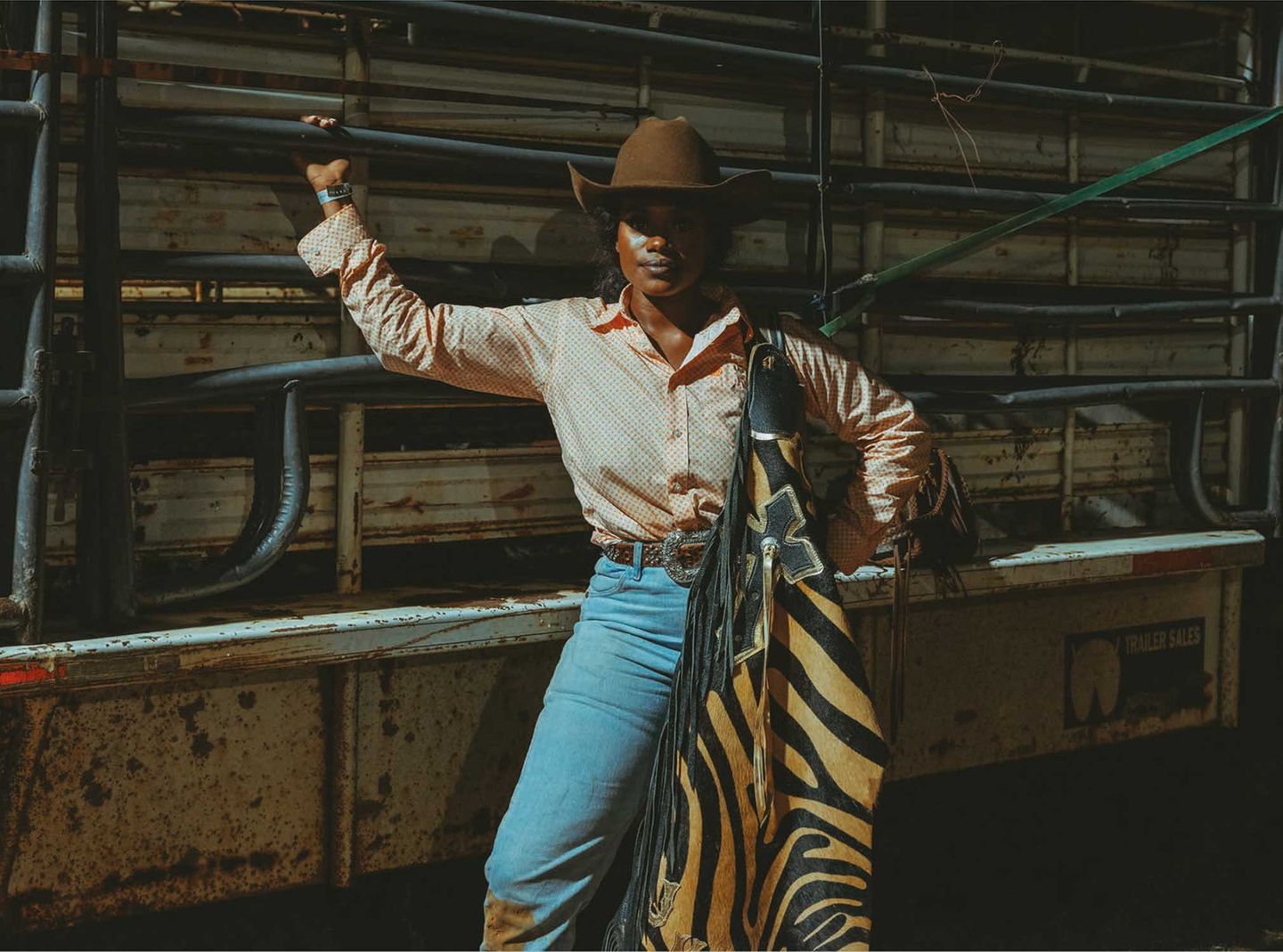 Cowboys, das sind ausschließlich Jungs? Nein, der Alltag sieht heute ganz anders aus. Frauen wie Jadayia Kursh aus Oklahoma machen den anstrengenden Job genau so gern und gut wie ihre männlichen Kollegen