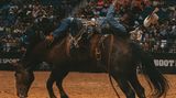 Wenn man derart eins mit seinem Pferd ist, kann man schon mal damit angeben: Ein Cowboy zeigt seine Tricks bei einer Rodeo-Show