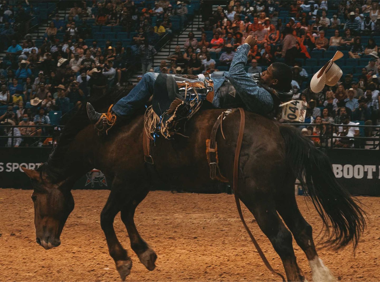Wenn man derart eins mit seinem Pferd ist, kann man schon mal damit angeben: Ein Cowboy zeigt seine Tricks bei einer Rodeo-Show