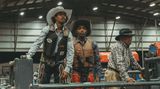 Cowboys schauen einem Kandidaten beim Bullenreiten zu – einem der gefährlichsten Wettbewerbe bei klassischen Rodeos. Der Reiter muss sich mindestens acht Sekunden auf dem Rücken des unwilligen Bullen halten, während dieser ihn abzuschütteln versucht