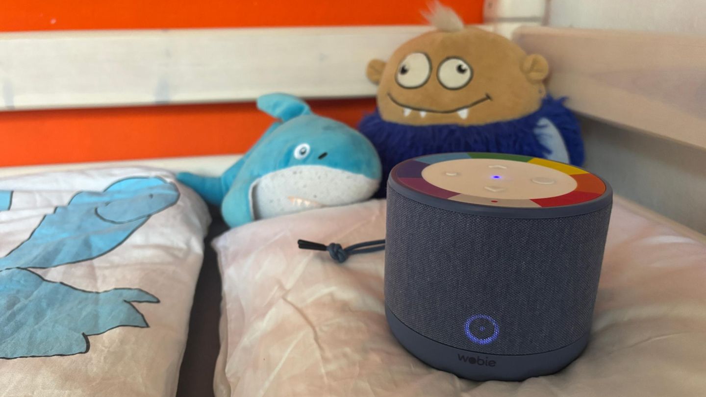 Eingeschaltete Wobie Box steht in einem Bett