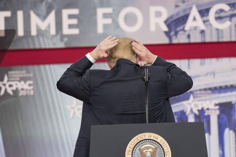 Donald Trump streicht über sein Haar