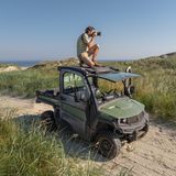 Der Fotograf Loek Buter zwischen den Dünen