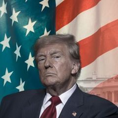 Trump vor der US-amerikanischen Flagge