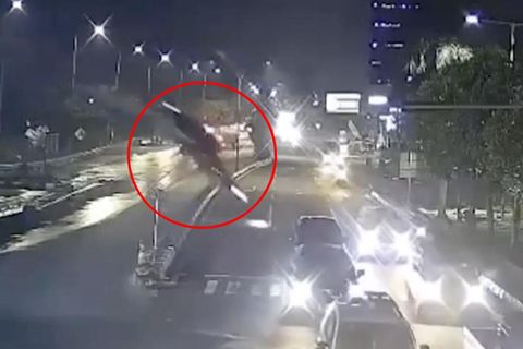 Ein Auto in Indonesien stürzt 12 Meter weit von einer Brücke auf eine befahrene Straße