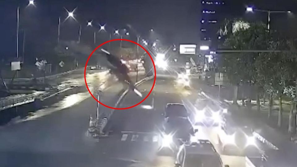 "Google ist Schuld": Auto schießt von unfertiger Brücke auf befahrene Straße Ein Auto in Indonesien stürzt 12 Meter weit von einer Brücke auf eine befahrene Straße