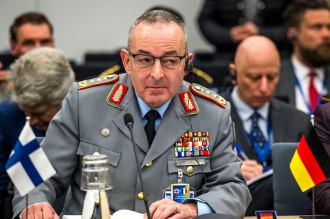 Generalinspekteur Carsten Breuer sitzt in Ausgeh-Uniform am Konferenztisch in Brüssel