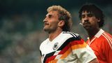 Es ist die Skandalszene der WM 1990 in Italien: Im Achtelfinale der Deutschen gegen die Niederländer wird Rudi Völler von Frank Rijkaard gefoult, der dafür Gelb sieht – und Völler dann anspuckt. Das bedeutet Rot für ihn, leider stellt der Schiedsrichter auch Völler vom Platz. "Eine furchtbare Ungerechtigkeit", schimpft der, "da war von meiner Seite nichts, gar nichts"