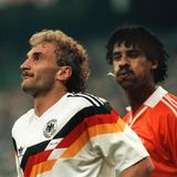 Es ist die Skandalszene der WM 1990 in Italien: Im Achtelfinale der Deutschen gegen die Niederländer wird Rudi Völler von Frank Rijkaard gefoult, der dafür Gelb sieht – und Völler dann anspuckt. Das bedeutet Rot für ihn, leider stellt der Schiedsrichter auch Völler vom Platz. "Eine furchtbare Ungerechtigkeit", schimpft der, "da war von meiner Seite nichts, gar nichts"