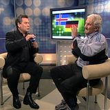 Waldemar Hartmann und Rudi Völler sitzen sich im ARD-Studio gegenüber, Völler schimpft auf Hartmann ein