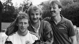 Völler blödelt mit Wolfgang Rolff und Jürgen Kohler herum