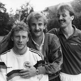 Völler blödelt mit Wolfgang Rolff und Jürgen Kohler herum