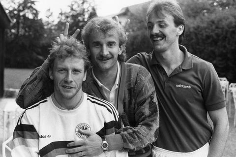 Völler blödelt mit Wolfgang Rolff und Jürgen Kohler herum