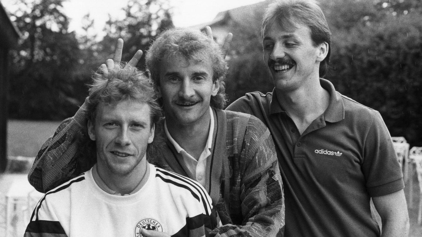 Völler blödelt mit Wolfgang Rolff und Jürgen Kohler herum