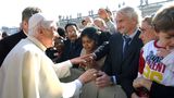 Papst Benedikt XVI mit Rudi Völler bei einer Audienz auf dem Petersplatz in Rom