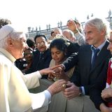 Papst Benedikt XVI mit Rudi Völler bei einer Audienz auf dem Petersplatz in Rom