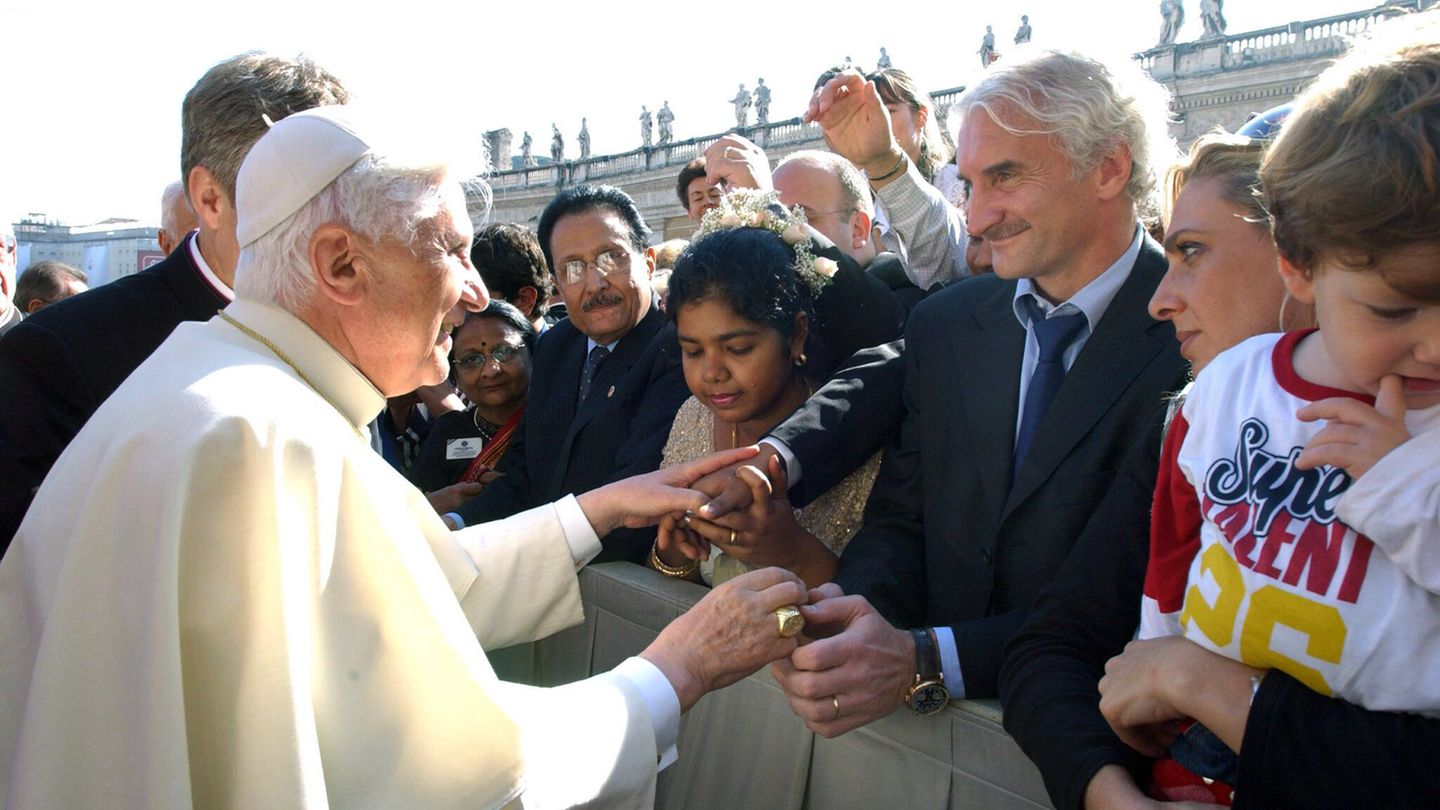 Papst Benedikt XVI mit Rudi Völler bei einer Audienz auf dem Petersplatz in Rom