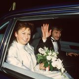 Völler sitzt mit Ehefrau Angela im Auto, sie im weißen Hochzeitskleid, er im schwarzen Smoking