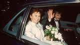 Völler sitzt mit Ehefrau Angela im Auto, sie im weißen Hochzeitskleid, er im schwarzen Smoking
